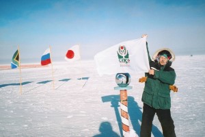 Флаг ОПСА на Южном полюсе Земли, февраль 2004 г.